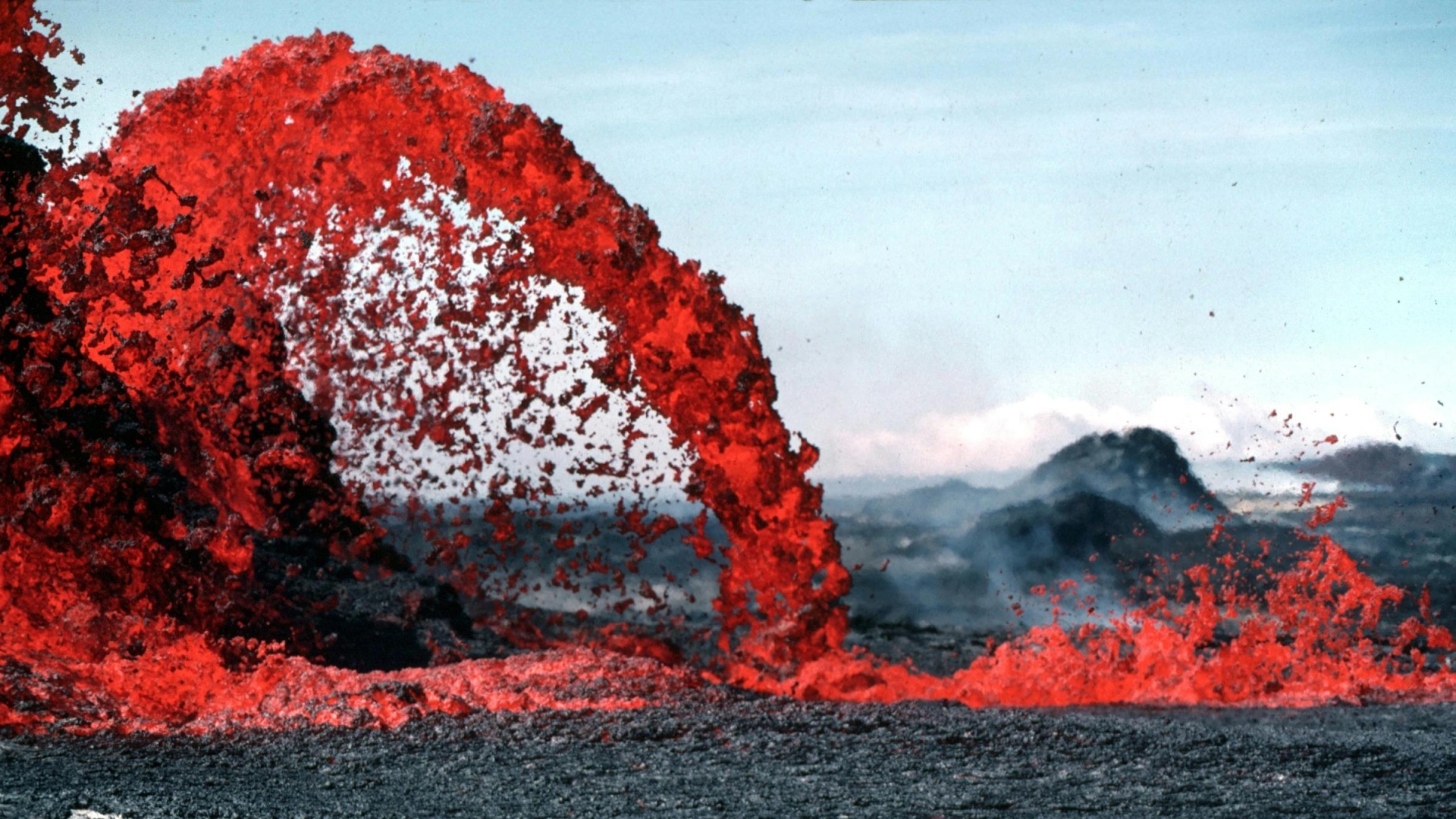 <h1>Lava maken</h1>

<p>Je hebt vast wel ooit een lavalamp gezien, waar de bolletjes ‘lava’ op en neer gaan van boven naar beneden. Zou het niet super tof zijn als je dit zelf ook zou kunnen maken met alleen water, olie en zout? </p>

