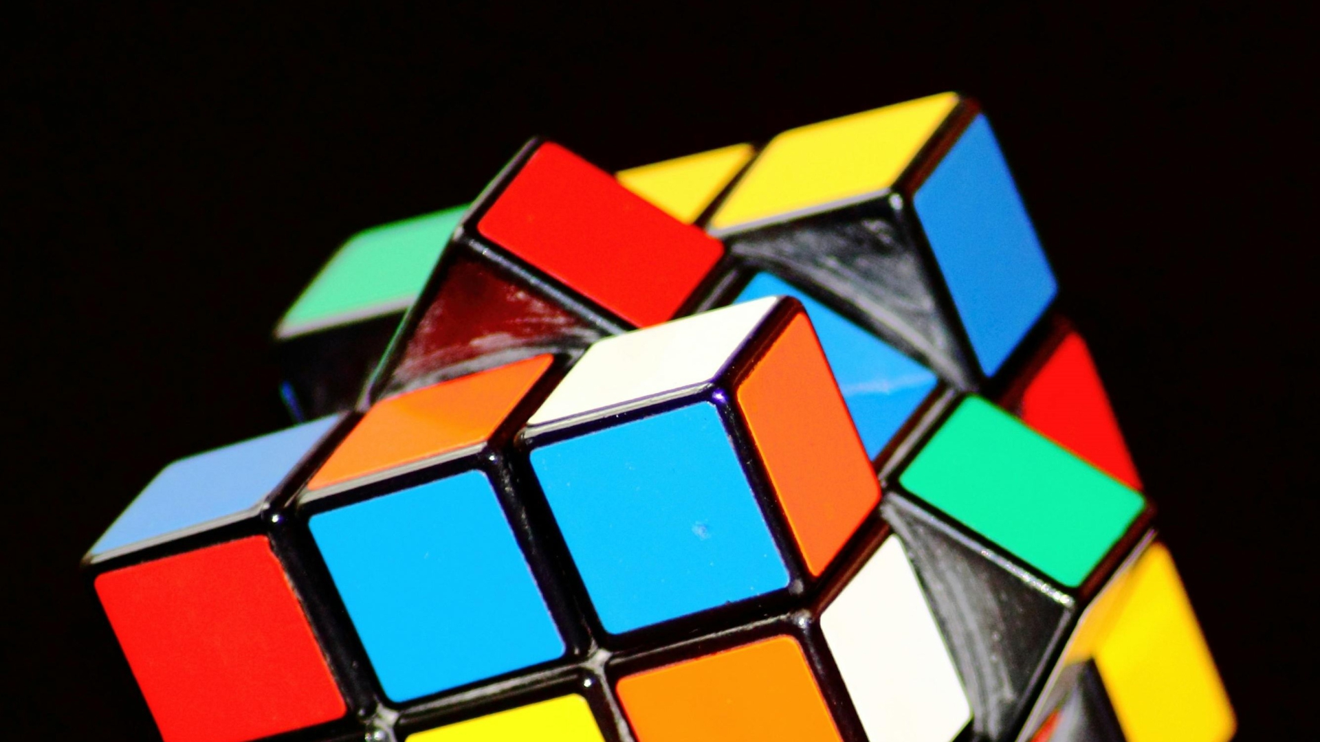 <h1>De rubik’s cube oplossen</h1>

<p>De Rubik’s cube, wie kent hem niet? Het is zonder twijfel een van de bekendste puzzels ter wereld en we hebben de kubus waarschijnlijk allemaal wel eens in de handen gehad. Het oplossen van de puzzel is zonder enige hulp echter niet eenvoudig en velen van ons zullen de kubus na een aantal pogingen waarschijnlijk gefrustreerd hebben weggelegd.</p>

