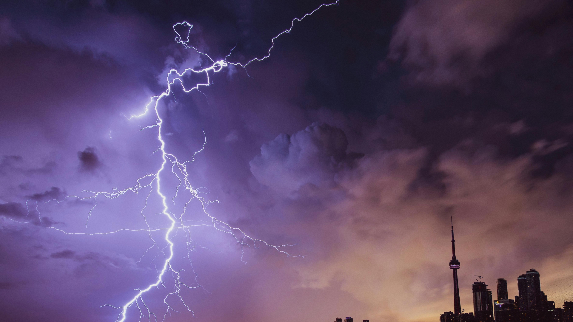 <h1>Waarom geeft een bliksemstraal geen stroom?</h1>

<p>Op een warme zomeravond kan het zomaar gebeuren: je ziet een felle flits aan de lucht, gevolgd door het dreigende geluid van donder. Het onweert! Dit natuurfenomeen fascineert veel mensen en roept vragen op, zoals: waarom kunnen we de energie van een bliksemstraal niet omzetten in elektrische stroom?</p>

